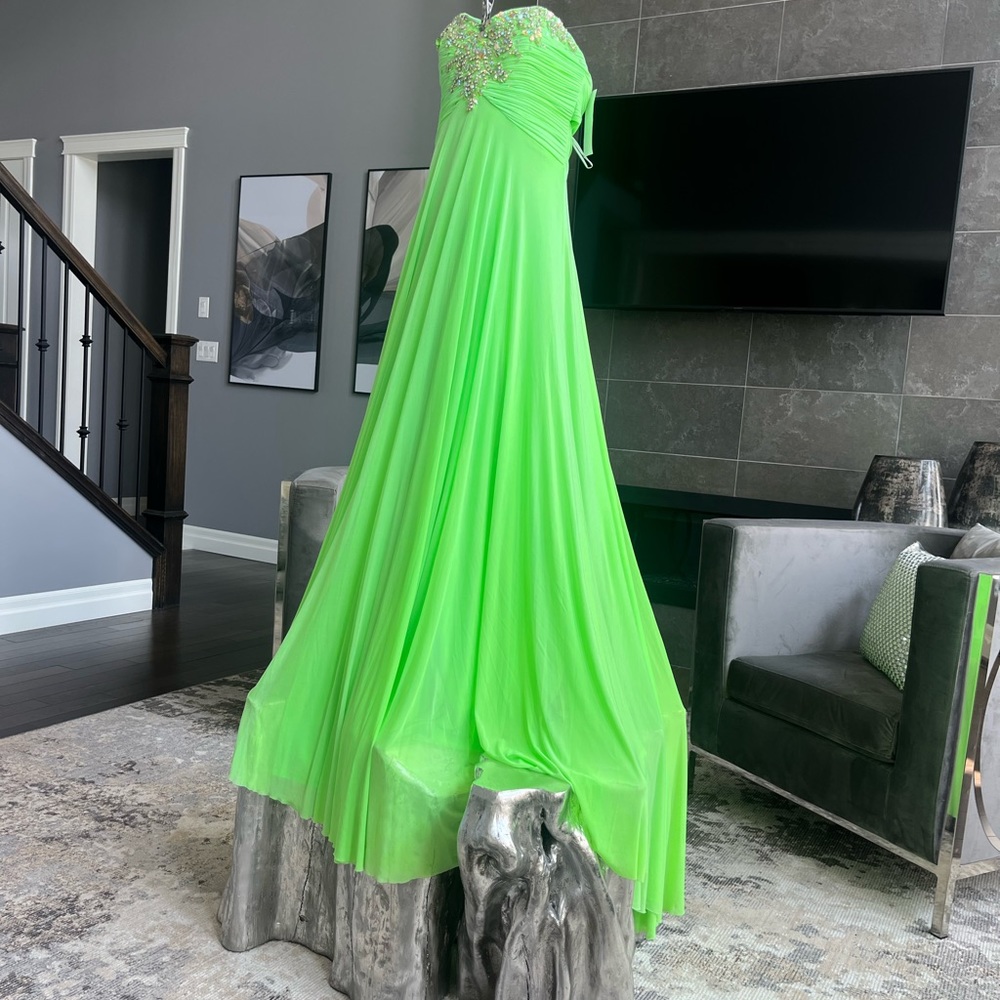 A real beauty size 6 brand new with the tags fabulous by studio 7